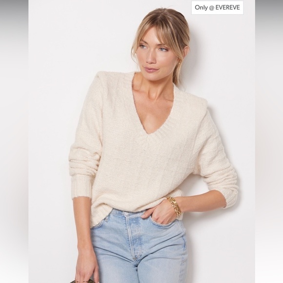 Evereve Sweaters - Evereve strong shoulder pullover sweater